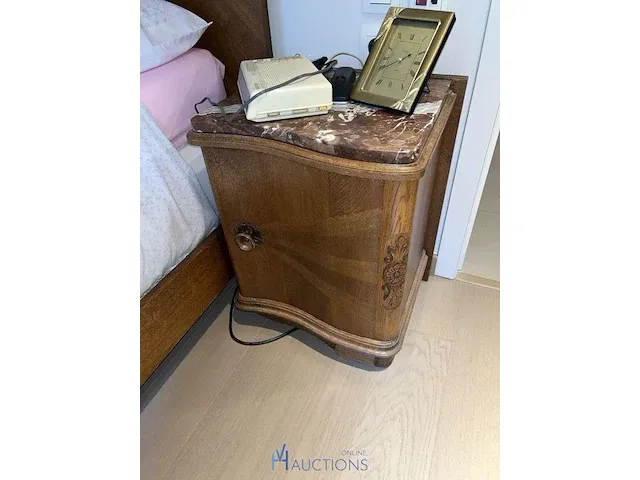 Houten bed met nachttafeltjes en spiegel - afbeelding 7 van  12