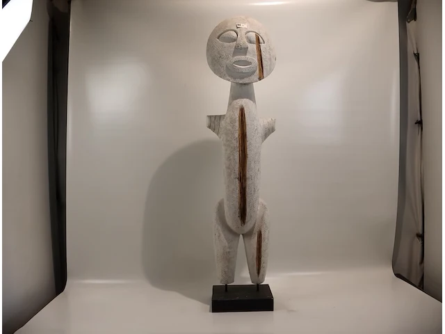 Houten beeld op sokkel - afbeelding 1 van  6