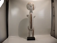Houten beeld op sokkel - afbeelding 1 van  6