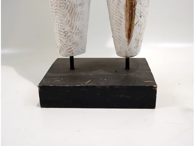 Houten beeld op sokkel - afbeelding 5 van  6