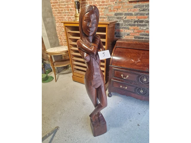 Houten beeld van een vrouw - afbeelding 1 van  3