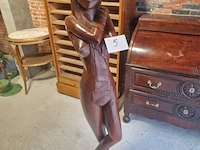 Houten beeld van een vrouw