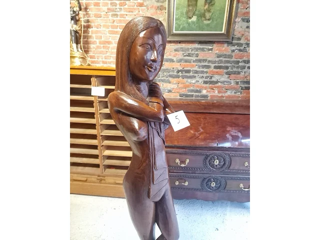 Houten beeld van een vrouw - afbeelding 2 van  3
