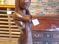 Houten beeld van een vrouw - afbeelding 2 van  3