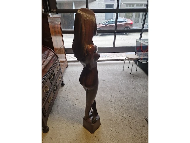 Houten beeld van een vrouw - afbeelding 3 van  3