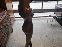 Houten beeld van een vrouw - afbeelding 3 van  3