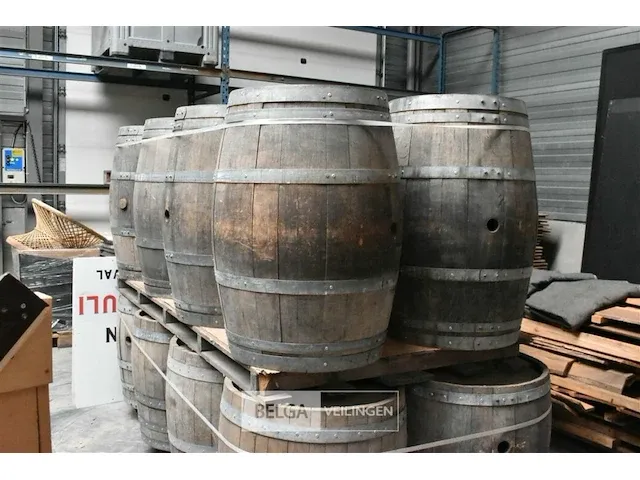 Houten bierton dm.55cm hoogte 95cm met houten blad dm. 145cm (biertafel) - afbeelding 1 van  4