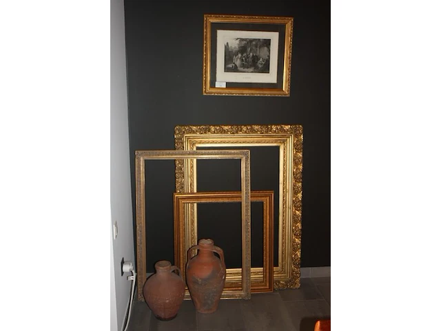 Houten bijzetstoel, kussen mulberry, plaid nobilis, 3 goudkleurige houten kaders, gravure in kader achter glas "le rondel", 2 spaanse kruiken (60,61,62,63,64,65) - afbeelding 2 van  5