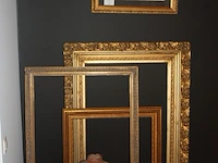 Houten bijzetstoel, kussen mulberry, plaid nobilis, 3 goudkleurige houten kaders, gravure in kader achter glas "le rondel", 2 spaanse kruiken (60,61,62,63,64,65) - afbeelding 2 van  5