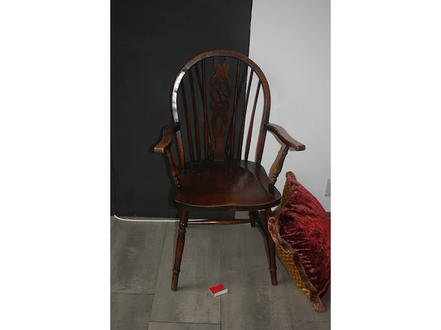 Houten bijzetstoel, kussen mulberry, plaid nobilis, 3 goudkleurige houten kaders, gravure in kader achter glas "le rondel", 2 spaanse kruiken (60,61,62,63,64,65) - afbeelding 3 van  5