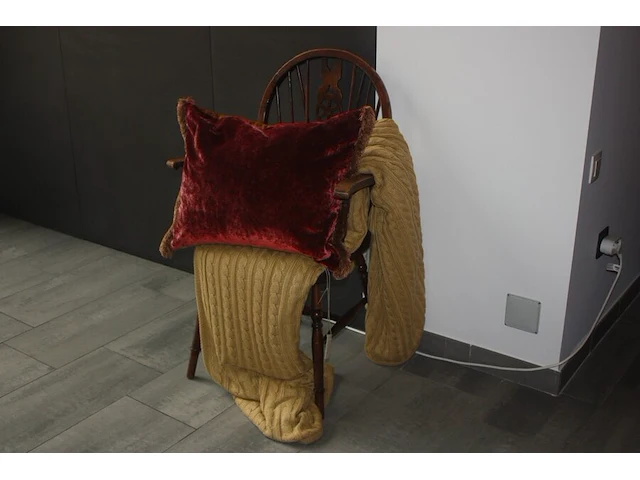 Houten bijzetstoel, kussen mulberry, plaid nobilis, 3 goudkleurige houten kaders, gravure in kader achter glas "le rondel", 2 spaanse kruiken (60,61,62,63,64,65) - afbeelding 4 van  5