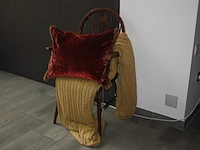 Houten bijzetstoel, kussen mulberry, plaid nobilis, 3 goudkleurige houten kaders, gravure in kader achter glas "le rondel", 2 spaanse kruiken (60,61,62,63,64,65) - afbeelding 4 van  5