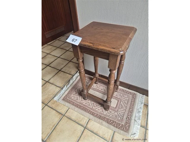 Houten bijzettafeltje met tapijtje - afbeelding 1 van  3