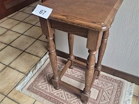 Houten bijzettafeltje met tapijtje - afbeelding 1 van  3