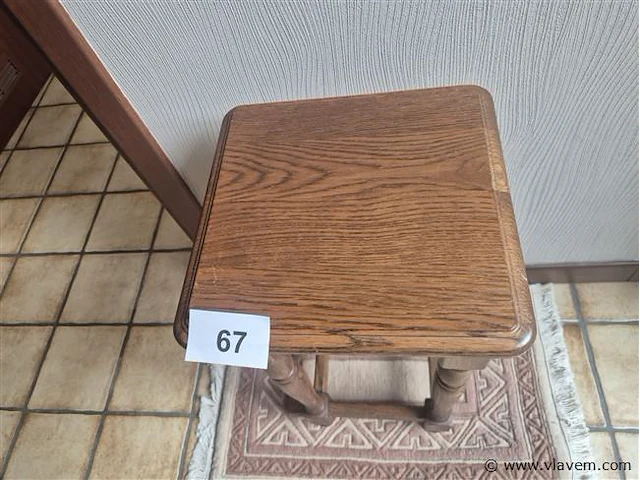Houten bijzettafeltje met tapijtje - afbeelding 2 van  3
