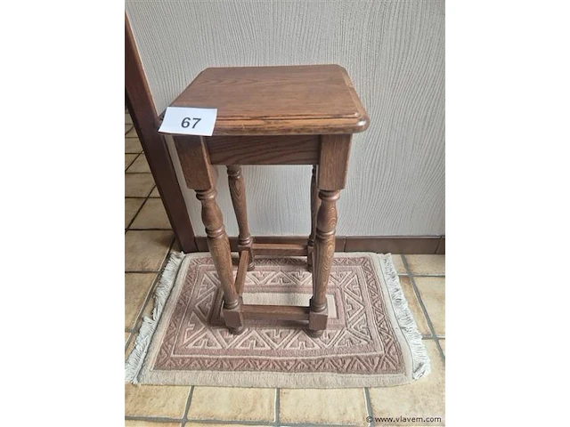 Houten bijzettafeltje met tapijtje - afbeelding 3 van  3