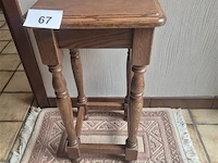 Houten bijzettafeltje met tapijtje - afbeelding 3 van  3