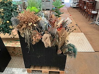 Houten bloembak met decoratie gedroogde bloemen. - afbeelding 2 van  3