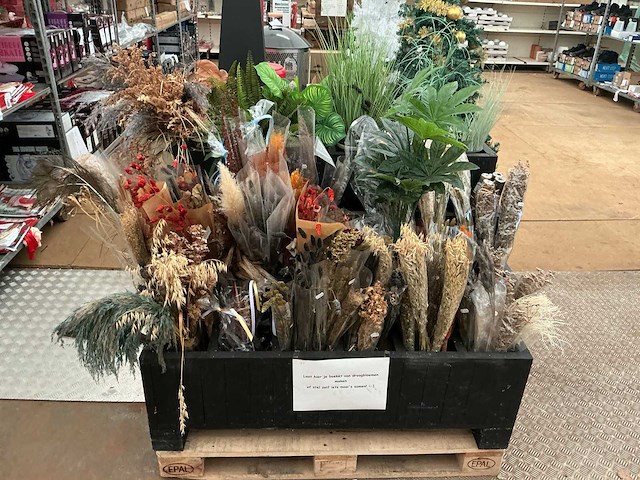 Houten bloembak met decoratie gedroogde bloemen. - afbeelding 1 van  3