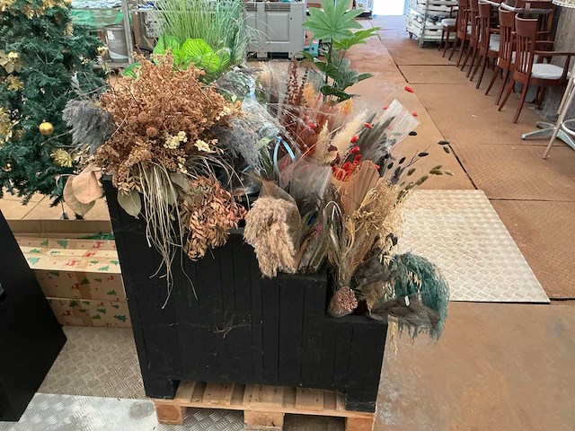 Houten bloembak met decoratie gedroogde bloemen. - afbeelding 2 van  3