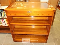 Houten boekenkastje met glazen bovenblad - afbeelding 1 van  3