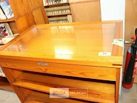 Houten boekenkastje met glazen bovenblad - afbeelding 2 van  3