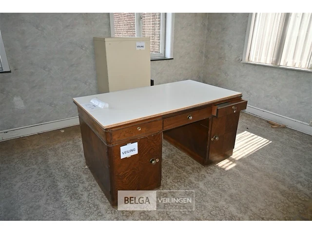 Houten bureau + ladenkast - afbeelding 1 van  7