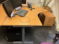 Houten bureau met ladenblok