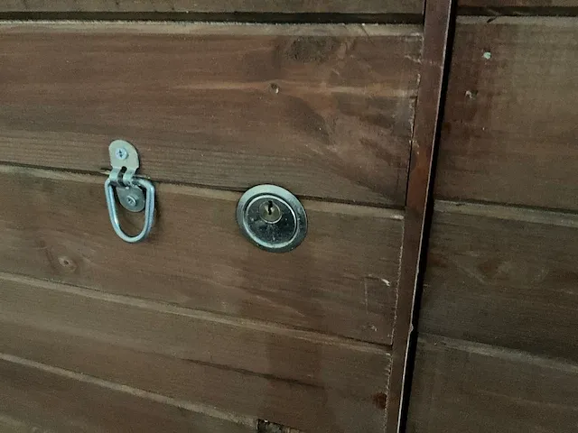 Houten chalet (metalen onderstel) - afbeelding 20 van  24
