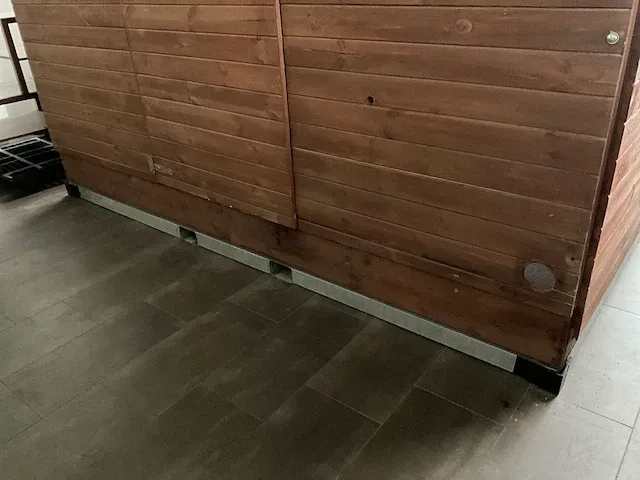 Houten chalet (metalen onderstel) - afbeelding 19 van  23