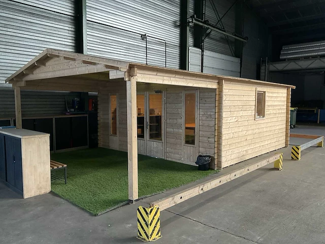Houten chalet - afbeelding 1 van  9