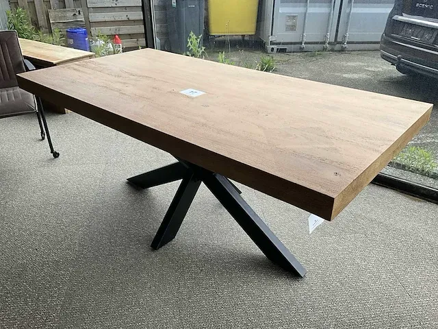 Houten design eetkamertafel voorzien van metalen onderstel - afbeelding 1 van  2
