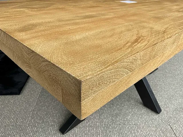 Houten design eetkamertafel voorzien van metalen onderstel - afbeelding 2 van  2