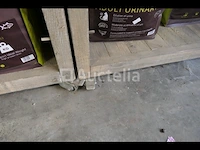 Houten displayplank op wielen - afbeelding 2 van  6