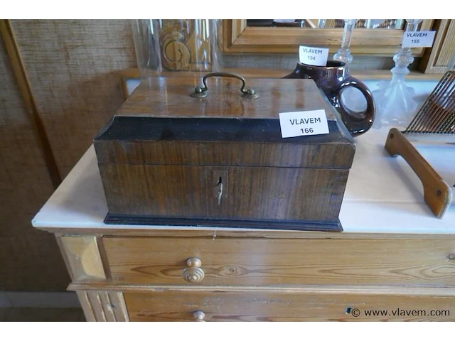 Houten doos met sleutel - afbeelding 1 van  2