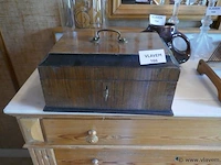 Houten doos met sleutel - afbeelding 1 van  2