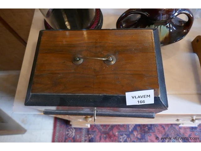 Houten doos met sleutel - afbeelding 2 van  2
