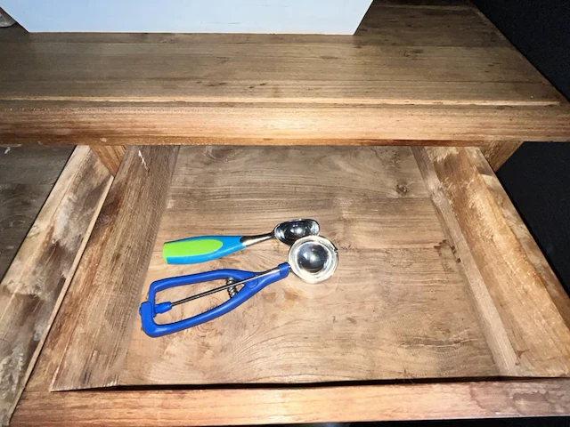 Houten dressiorkast met inhoud - afbeelding 2 van  13