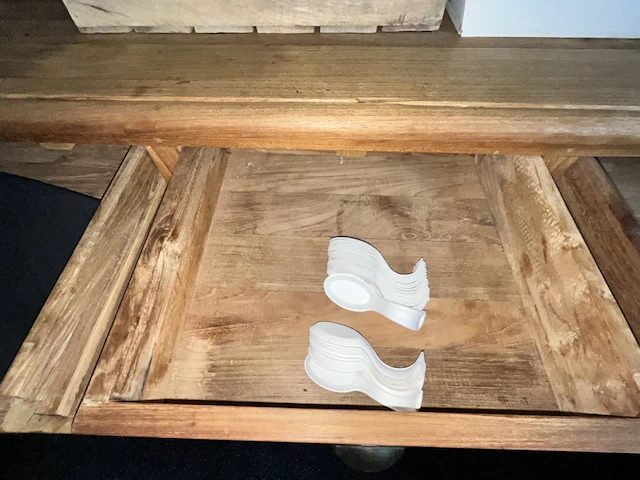 Houten dressiorkast met inhoud - afbeelding 3 van  13