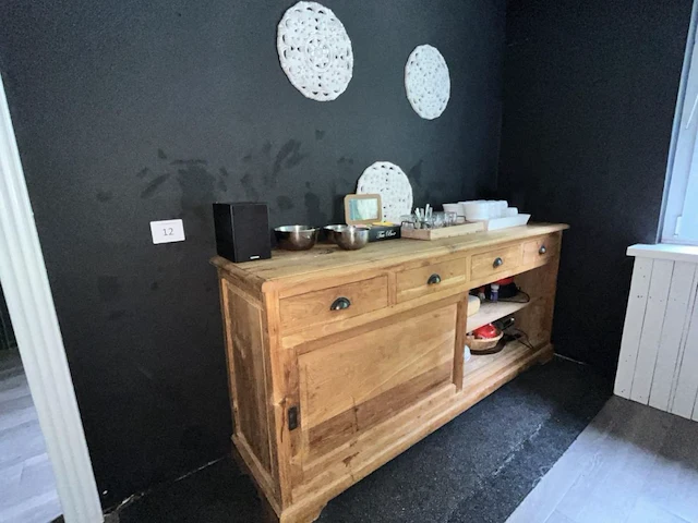 Houten dressiorkast met inhoud - afbeelding 1 van  13