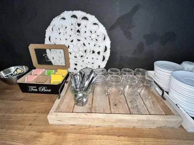 Houten dressiorkast met inhoud - afbeelding 8 van  13