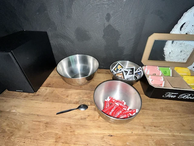 Houten dressiorkast met inhoud - afbeelding 10 van  13