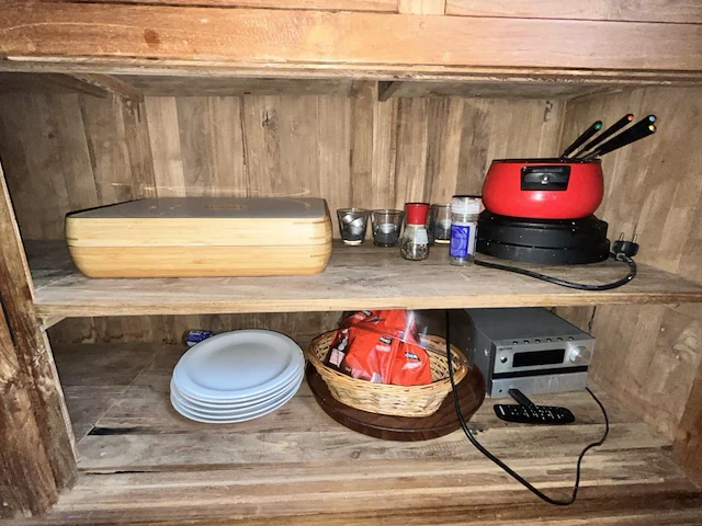Houten dressiorkast met inhoud - afbeelding 12 van  13