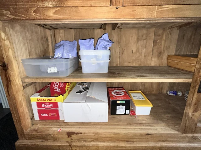Houten dressiorkast met inhoud - afbeelding 13 van  13