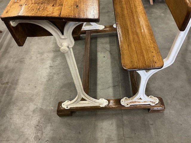 Houten dubbele lessenaar met wit gietijzeren onderstel - afbeelding 1 van  4