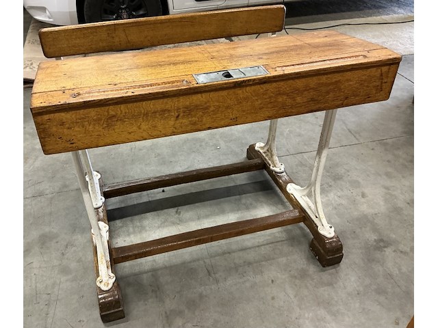 Houten dubbele lessenaar met wit gietijzeren onderstel - afbeelding 2 van  4