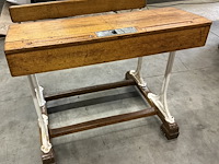 Houten dubbele lessenaar met wit gietijzeren onderstel - afbeelding 2 van  4