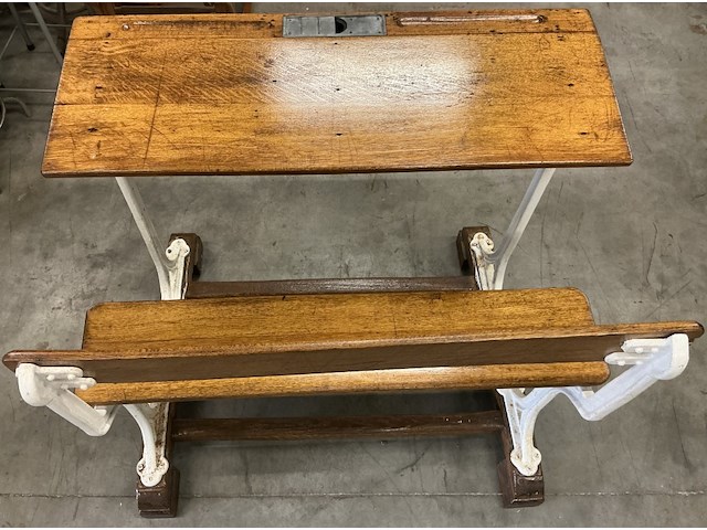 Houten dubbele lessenaar met wit gietijzeren onderstel - afbeelding 3 van  4