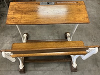 Houten dubbele lessenaar met wit gietijzeren onderstel - afbeelding 3 van  4