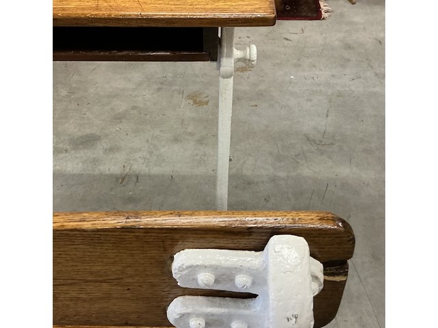 Houten dubbele lessenaar met wit gietijzeren onderstel - afbeelding 4 van  4